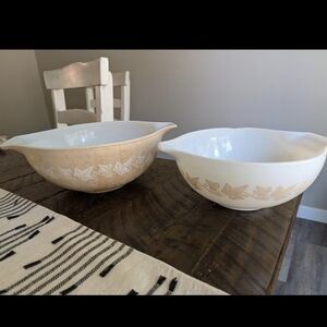 Pyrex Tan and White Leaf Design Mixing Bowls